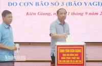 Chủ tịch Ủy ban nhân dân tỉnh Kiên Giang Lâm Minh Thành và thường trực Ủy ban nhân dân tỉnh ủng hộ đồng bào các tỉnh phía bắc bị thiệt hại sau bão số 3. 