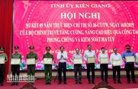 Ủy viên Trung ương Đảng, Bí thư Tỉnh ủy Kiên Giang Đỗ Thanh Bình trao bằng khen cho các tập thể có thành tích xuất sắc.