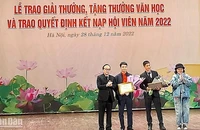 Đại diện Hội Nhà văn Hà Nội trao giải thưởng và tặng thưởng cho các tác giả, đại diện tác giả. 