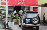 Lãnh đạo Phòng Cảnh sát hình sự Công an tỉnh Đồng Nai chỉ đạo điều tra tại hiện trường phòng giao dịch.
