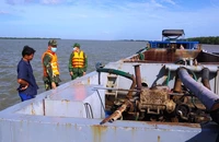 Bộ đội Biên phòng tỉnh Tiền Giang bắt một tàu khai thác cát trái phép trong khu vực biên giới biển. 