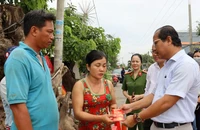 Lãnh đạo huyện Cần Giuộc (Long An) hỗ trợ, động viên hộ dân bị thiệt hại do sạt lở. 