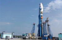 Tên lửa đẩy Soyuz 2.1b mang theo tàu thăm dò Mặt Trăng Luna-25 đặt trên bệ phóng tại sân bay vũ trụ Vostochny, Nga. (Ảnh: AFP/TTXVN)