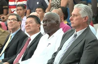 Bí thư Thứ nhất Ban Chấp hành Trung ương Đảng Cộng sản Cuba, Chủ tịch nước Cuba Miguel Díaz-Canel cùng các đại biểu dự lễ kỷ niệm. 