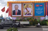 Ảnh chân dung Chủ tịch nước Tô Lâm và Quốc vương Preah Bat Samdech Preah Boromneath Norodom Sihamoni trên một đường phố ở Thủ đô Phnom Penh. (Ảnh: NGUYỄN HIỆP)