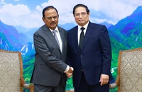 Thủ tướng Phạm Minh Chính và Cố vấn An ninh quốc gia Ấn Độ Ajit Doval. (Ảnh: TRẦN HẢI)