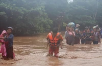 Lực lượng cứu hộ sơ tán người dân khỏi vùng ngập lụt tại Nay Pyi Taw, Myanmar, ngày 12/9/2024. Ảnh: THX/TTXVN