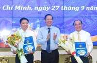 Đồng chí Phan Văn Mãi, Chủ tịch Ủy ban nhân dân Thành phố Hồ Chí Minh trao quyết định cho đồng chí Võ Thành Khả và đồng chí Lê Văn Thành (bìa phải).