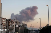 Khói bốc lên sau cuộc không kích của Israel vào trụ sở Hezbollah ở Beirut, Liban, ngày 27/9/2024. (Ảnh: THX/TTXVN)