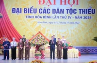 Đồng chí Y Vinh Tơr, Ủy viên dự khuyết Trung ương Đảng, Thứ trưởng, Phó Chủ nhiệm Ủy ban Dân tộc tặng hoa chúc mừng Đại hội.