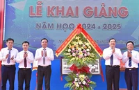 Đồng chí Phạm Gia Túc, Ủy viên Trung ương Đảng, Bí thư Tỉnh ủy Nam Định tặng hoa chúc mừng giáo viên, học sinh Trường trung học phổ thông chuyên Lê Hồng Phong tại lễ khai giảng năm học mới 2024-2025.