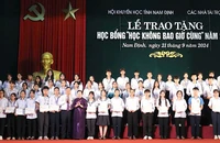 Lãnh đạo tỉnh Nam Định, Trung ương Hội Khuyến học Việt Nam trao học bổng cho các học sinh tại buổi lễ.