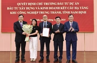 Các đồng chí lãnh đạo tỉnh Nam Định trao Quyết định chủ trương đầu tư Dự án cho nhà đầu tư. (Ảnh: XUÂN TRƯỜNG)