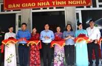 Lãnh đạo Ban Tuyên giáo Trung ương và Tỉnh ủy Bến Tre bàn giao nhà tình nghĩa cho gia đình chính sách.