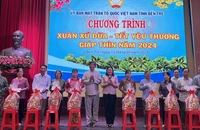 Lãnh đạo tỉnh Bến Tre cùng đơn vị tài trợ trao quà Tết cho gia đình chính sách, hộ nghèo trên địa bàn.