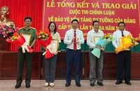 Phó Bí thư Thường trực Tỉnh ủy Bến Tre Trần Thanh Lâm trao giải cho các tập thể có thành tích xuất sắc. (Ảnh: HOÀNG TRUNG)