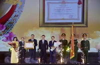 Thừa ủy quyền của Chủ tịch nước, đồng chí Nguyễn Đức Trung trao tặng Huân chương hạng nhì cho Đảng bộ, nhân dân huyện Tân Kỳ.