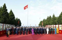Đoàn đại biểu tỉnh Quảng Ninh báo công dâng Bác tại Di tích Quốc gia đặc biệt Khu lưu niệm Chủ tịch Hồ Chí Minh trên đảo Cô Tô.