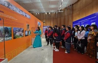 Trưng bày chuyên đề "Văn hóa nhà Trần và Phật giáo Yên Tử" thu hút đông đảo người dân và du khách tham quan, tìm hiểu.