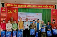 Lãnh đạo Công ty Điện lực Sơn La trao quà Tết cho các hộ nghèo xã Suối Bàng.