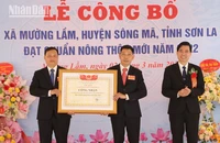 Chủ tịch Ủy ban nhân tỉnh Sơn La trao bằng công nhận xã nông thôn mới Mường Lầm.