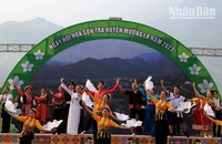 Văn nghệ chào mừng lễ hội hoa sơn tra Sơn La, Yên Bái năm 2023.