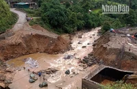 Nước lớn đã cuốn trôi 10m đoạn đường tránh thuộc tỉnh lộ 112, đoạn chạy qua bản Sồng Chống, xã Xím Vàng, huyện Bắc Yên.