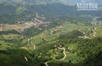 Đường từ trung tâm huyện Bắc Yên lên các xã vùng cao đã được nâng cấp, mở rộng và trải nhựa, có thể đi lại thuận tiện cả bốn mùa.