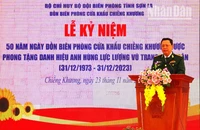 Đồng chí Đại tá Cà Văn Lập, Chính ủy Bộ đội Biên phòng tỉnh Sơn La đọc diễn văn tại lễ kỷ niệm. (Ảnh: VÌ HIỆN)