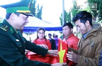 Lãnh đạo Bộ Chỉ huy Bộ đội Biên phòng tỉnh Sơn La tặng Cờ Tổ quốc, cờ Đảng cho 9 bản xã Chiềng Khừa.