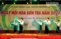 Một tiết mục văn nghệ của đồng bào dân tộc Thái tại ngày hội hoa sơn tra năm 2024 tại xã Ngọc Chiến.