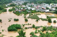 Mưa lớn kéo dài đã gây ngập úng khu vực thị trấn Hát Lót. Huyện Mai Sơn đã phải di dời nhiều hộ dân tại các xã, thị trấn.