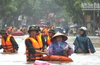 Tỉnh Sơn La đã huy động hàng trăm cán bộ, chiến sĩ các lực lượng tham gia hỗ trợ, giúp người dân khu vực bị ngập úng. 