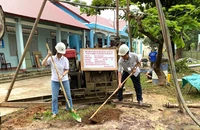 Đại diện lãnh đạo Trường Tiểu học Kim Đồng, và Công ty cổ phần nhựa Bình Minh động thổ khởi công xây dựng công trình.