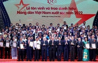 Trao danh hiệu 100 tấm gương “Nông dân Việt Nam xuất sắc” năm 2022. (Ảnh: Thống Nhất/TTXVN)