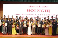 Đại diện lãnh đạo tỉnh Hà Tĩnh tặng hoa chúc mừng các tác giả có tác phẩm đạt giải