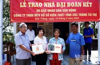 Đại diện Báo Nhân Dân trao nhà Đại đoàn kết và quà cho gia đình anh Phên.