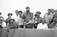 Chủ tịch Cuba Fidel Castro phát biểu tại buổi mít-tinh sáng 15/9/1973 tại cao điểm 241 ở xã Cam Thành, huyện Cam Lộ. (Ảnh Tư liệu)