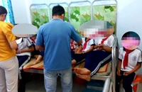 Các học sinh được theo dõi tại Trung tâm y tế thành phố Đồng Xoài.
