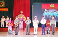 Lãnh đạo tỉnh Quảng Trị và lãnh đạo Công an tỉnh tuyên dương tập thể Phòng An ninh Đối ngoại.