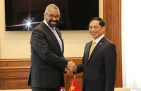 Bộ trưởng Bùi Thanh Sơn gặp Bộ trưởng Ngoại giao Anh James Cleverly. (Ảnh: KHẢI HOÀN)