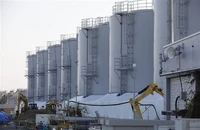 Các bể chứa nước thải có chất phóng xạ đã qua xử lý tại Nhà máy Điện hạt nhân Fukushima. (Ảnh: Đào Thanh Tùng/TTXVN)