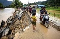 Cảnh tàn phá do lũ lụt và lở đất sau mưa lớn ở huyện Pesisir Selatan, tây Sumatra, Indonesia ngày 9/3. (Ảnh: THX/TTXVN)