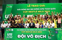 U11 Sông Lam Nghệ An nâng cao chiếc cúp vô địch. (Ảnh: BTC)