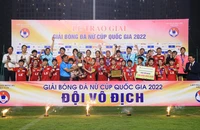 Các thành viên CLB TP Hồ Chí Minh I nâng cao chiếc cúp vô địch. (Ảnh: VFF)