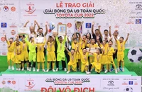 Các cầu thủ nhí U9 Sông Lam Nghệ An nâng cao chiếc cúp vô địch. (Ảnh: BTC)