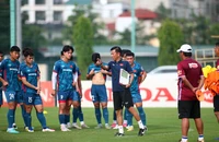 Huấn luyện viên Hoàng Anh Tuấn và các tuyển thủ U23 trong buổi tập. (Ảnh: VFF)