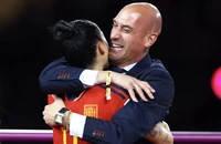 Chủ tịch RFEF Luis Rubiales ăn mừng cùng các cầu thủ Tây Ban Nha sau khi giành chức vô địch World Cup nữ 2023. (Ảnh: Getty)