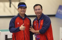 Xạ thủ Phạm Quang Huy và huấn luyện viên Hoàng Xuân Vinh. (Ảnh: Huy Đăng)