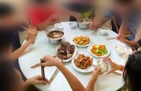 Bữa ăn của đội tuyển bóng bàn trẻ Việt Nam được cho là khiến các vận động viên đói. (Ảnh: Báo Tiền Phong)
